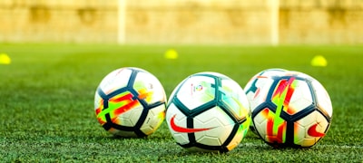 足球赛场高清直播画面，球员正在激烈拼抢